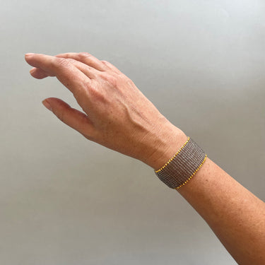 Brazalete Telar Dorado Medio Liso Gris Traslúcido